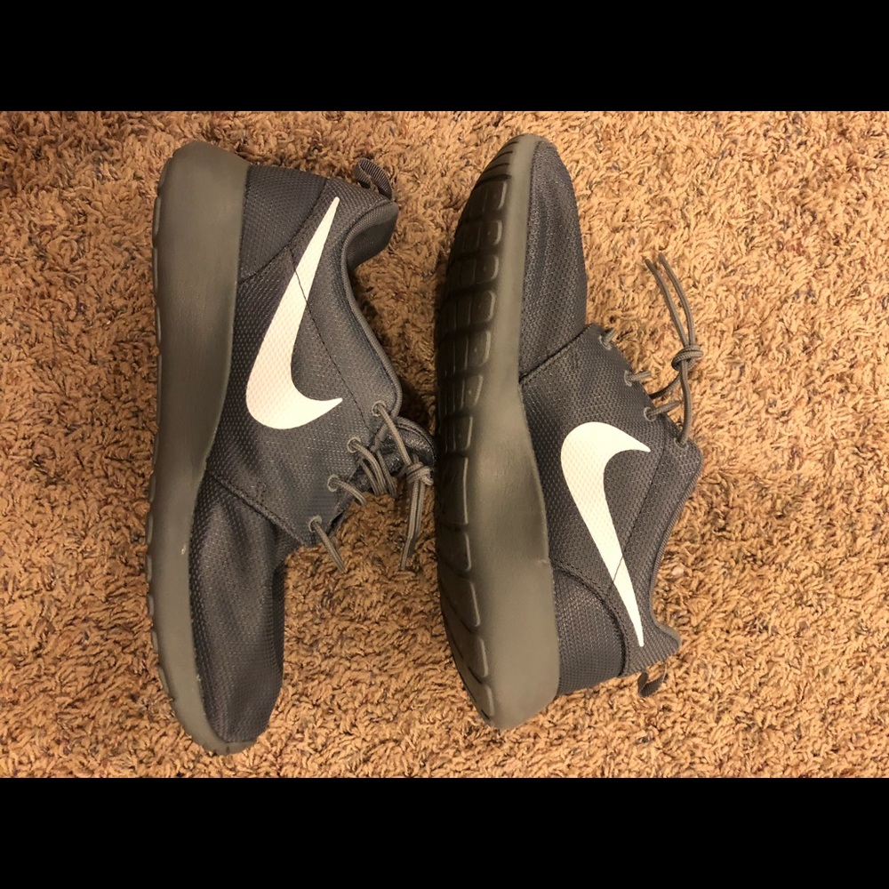 Nike sneakers. - Picture 2 of 5